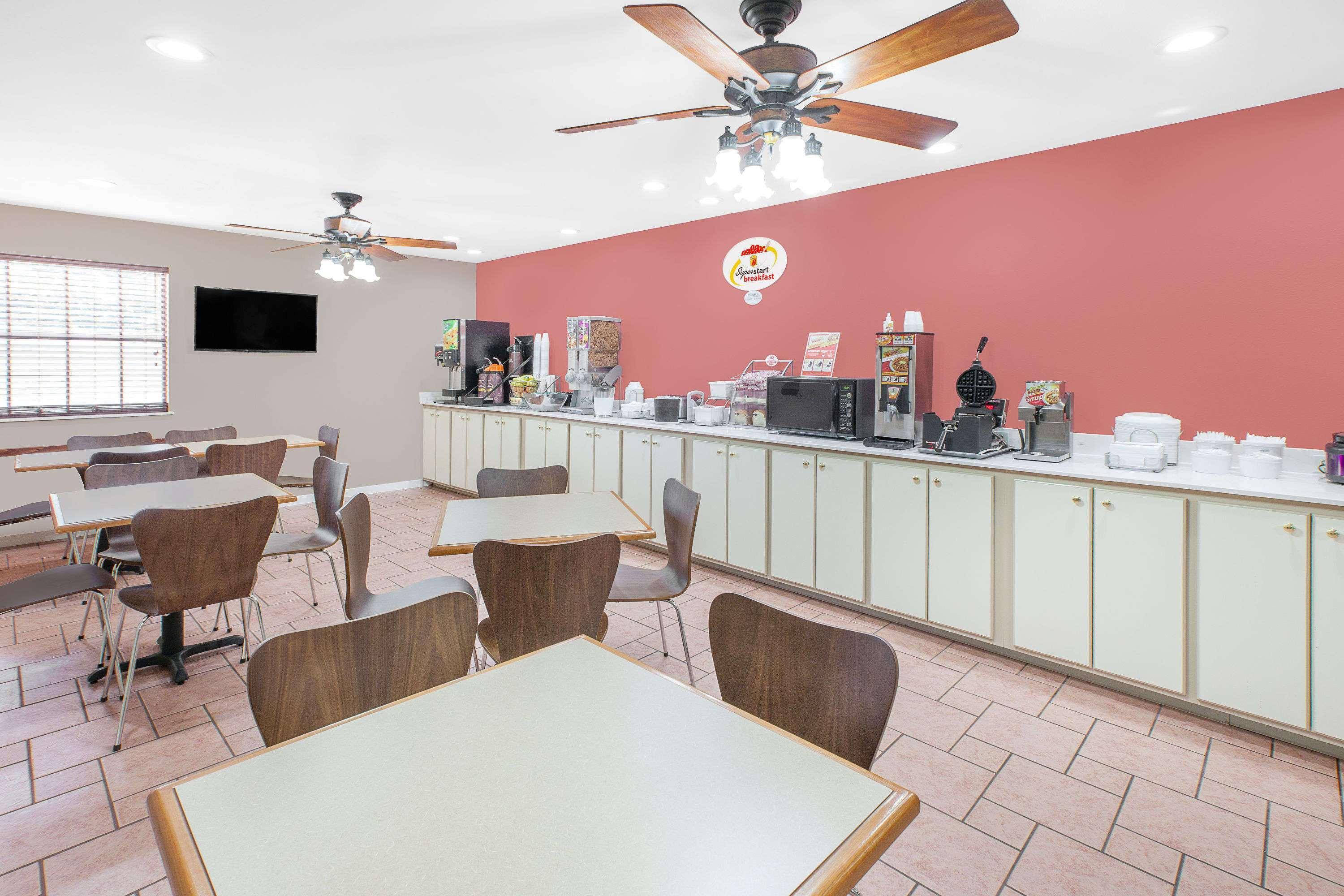 Super 8 By Wyndham Lowell/Bentonville/Rogers Area Exterior photo